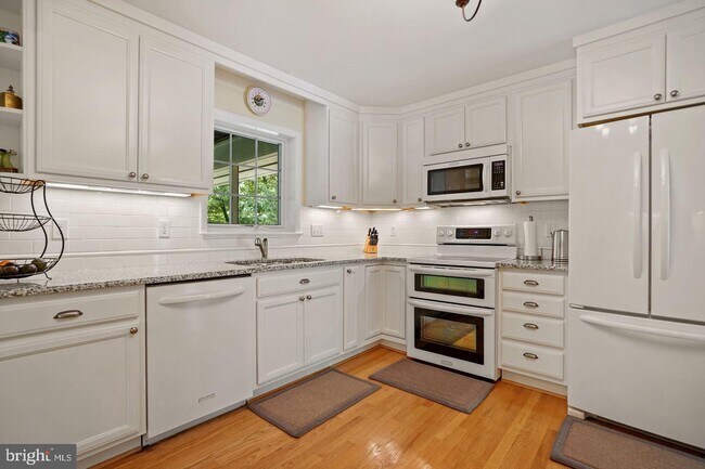 Building Photo - 6425 Noble Dr