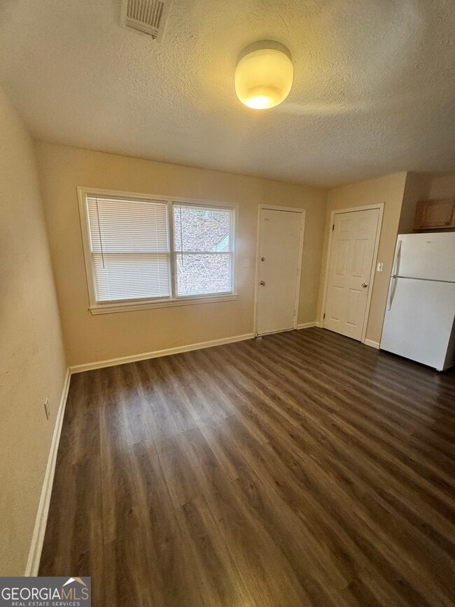 Building Photo - 736 Happy Hollow Rd