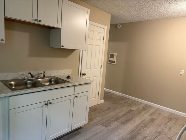 Building Photo - 2 bedroom, 1 bath