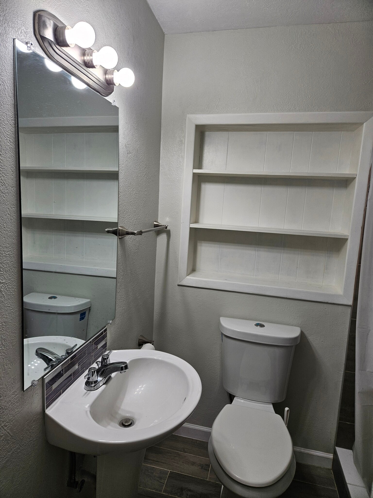 Building Photo - 217 S Alder Dr