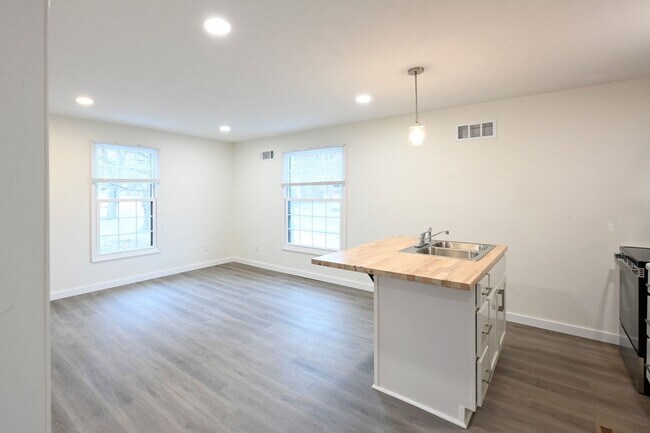 Building Photo - 108 Western Ave