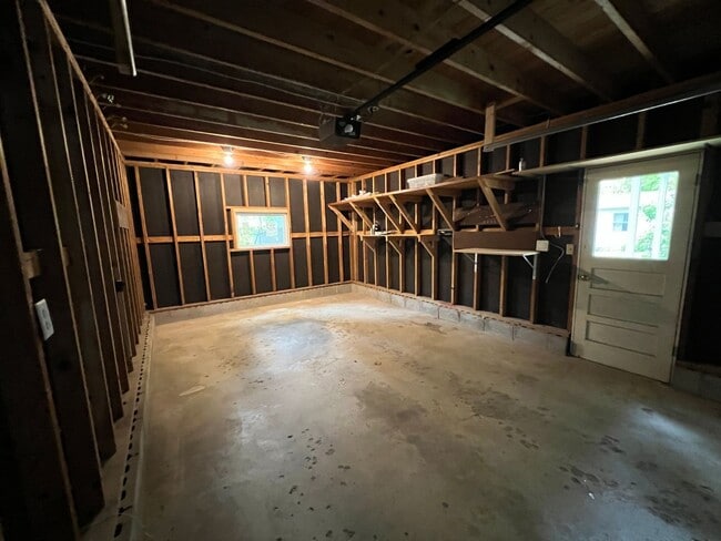 Building Photo - The Little Bungalow of Your Dreams Near East Bay! 2BR / 1BA Long-Term Rental