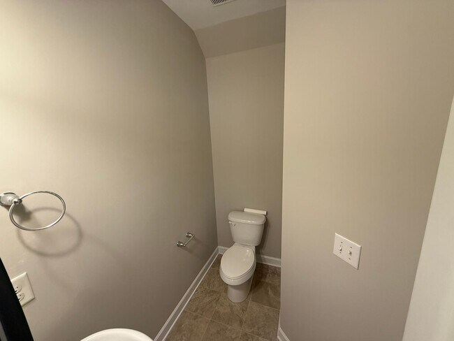 Building Photo - Modern Townhome in Steele Creek – Walkable...