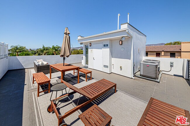 Building Photo - 6142 1/2 Lexington Ave