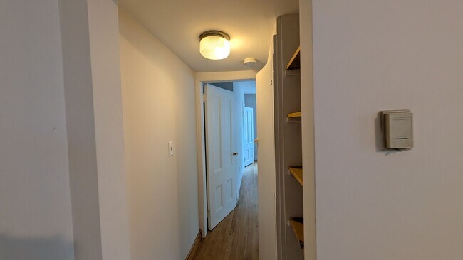 Building Photo - Super Charming 1-Bed in Watertown - Parking Spot Incl!
