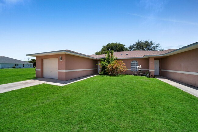 Building Photo - 3738 Santa Barbara Blvd S
