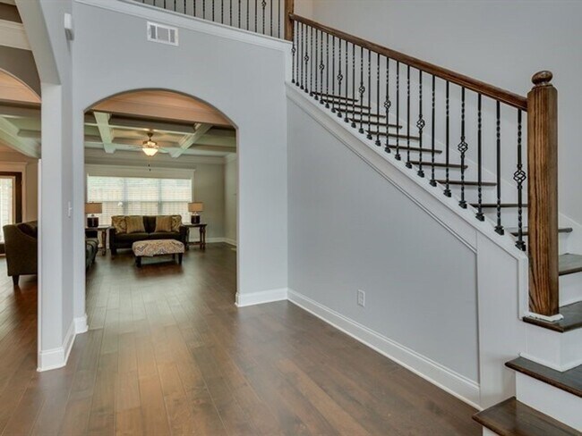 Building Photo - Centrally Located Home Sweet Home