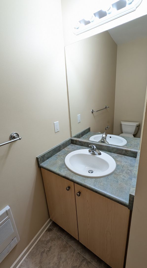 Building Photo - Lynnwood 3 Bedroom Condo - Corner Unit