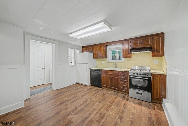 Building Photo - 242 W Hanover Ave