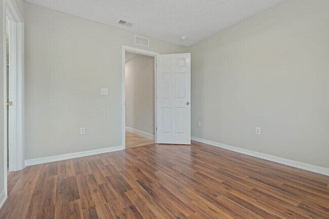 Building Photo - 6 Lemay Pl