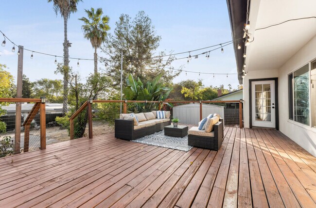 Building Photo - 4404 Vista Way