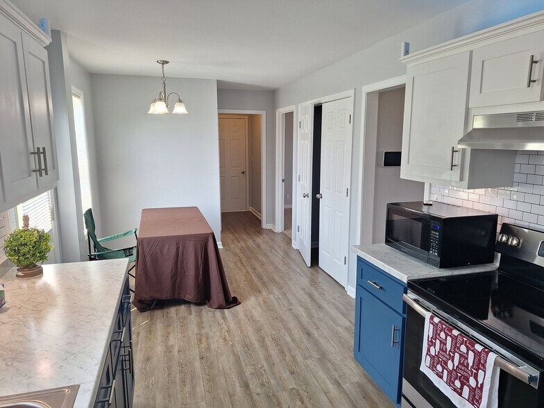 Dining room and kitchen with open concept design - 695 Artic Ave
