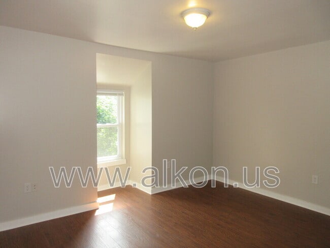 Building Photo - 620 Loretta St