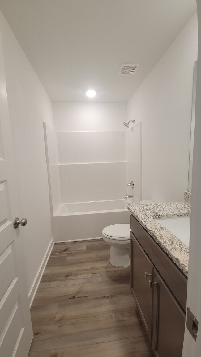 Building Photo - 7589 Discovery Pt Dr NW