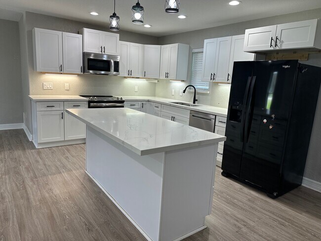 Building Photo - 625 Elm St