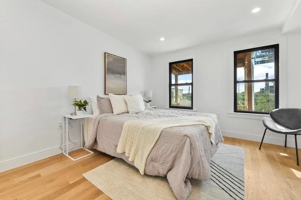 Building Photo - 142 Chelsea St