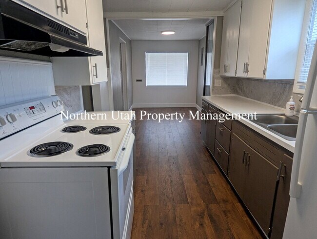 Building Photo - 4 bed 2 bath home