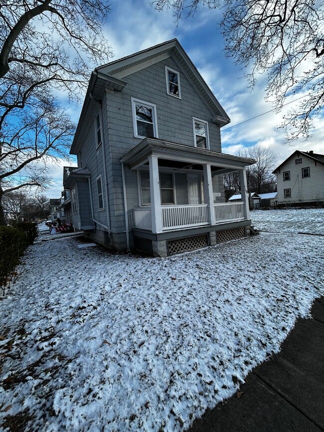 Building Photo - 3Bd / 1Bath Single Family House - Availabl...