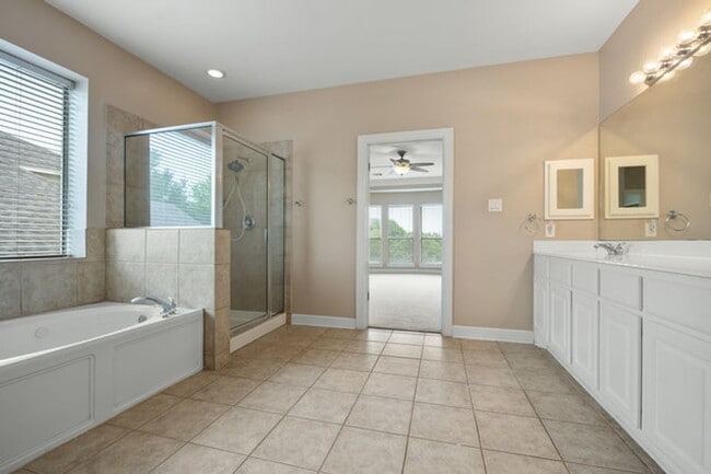 Building Photo - Spacious 2 Story 5 Bedroom , 4 full bathrooms located in Stone Oak!