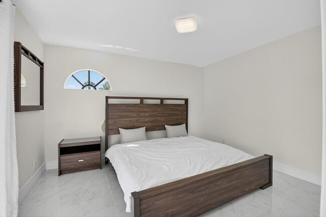 Building Photo - 4310 Village Dr