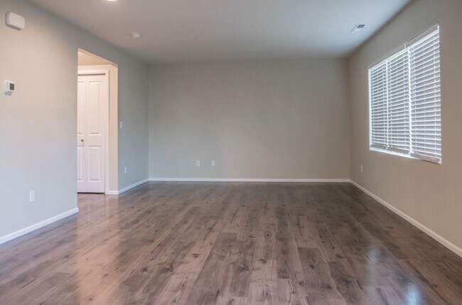 Building Photo - 17601 Oak St