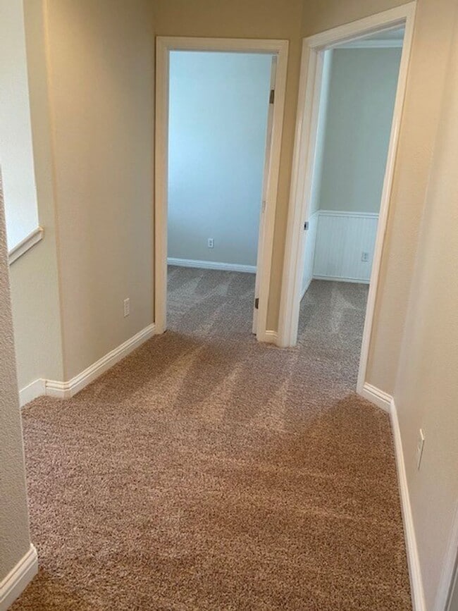 Building Photo - AVAILABLE NOW! Roseville 2 bed/2.5 bath, 2 Story Townhome!