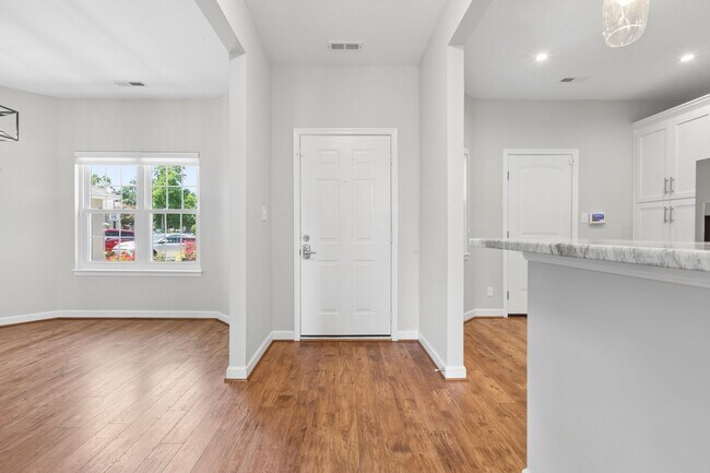Building Photo - Gorgeous Home Ready for Move In