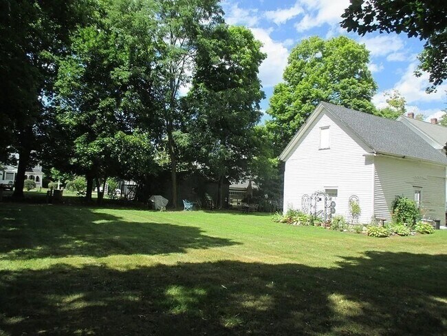 Building Photo - 105 Central St