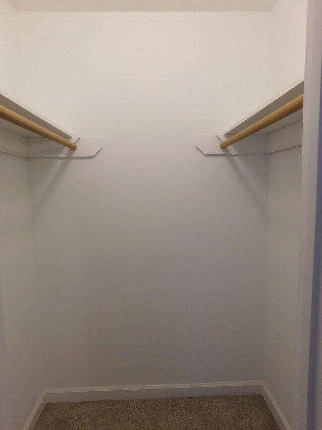 Building Photo - 105 Little Rossie Rd