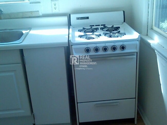 Building Photo - 172 E Claremont St