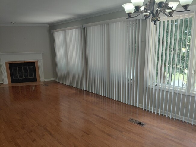 Building Photo - 3507 Lakeside Ct