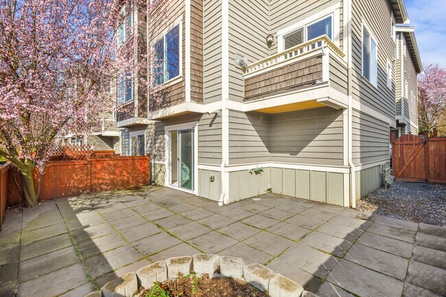 Building Photo - Fantastic Ballard 3 Bedroom 3 Bath Townhouse w/ Garage