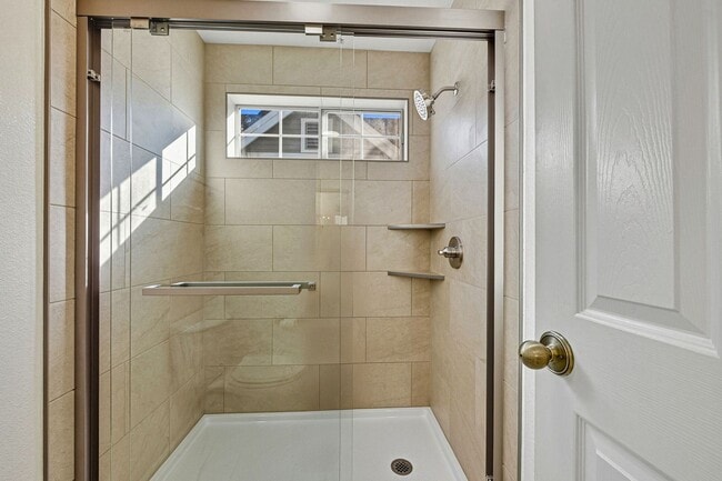 Building Photo - Updated Family Spacious Home w/ Fenced in ...