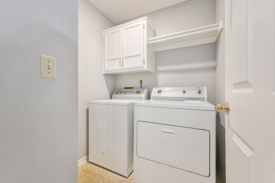 Building Photo - 6334 NW 82 Ct