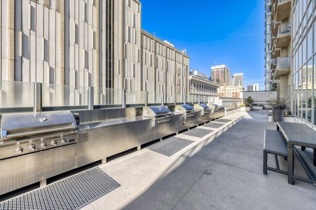 Building Photo - 38th Floor Spire Stunner!