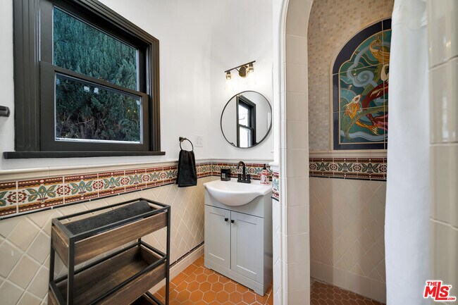 Building Photo - 8822 Rosewood Ave