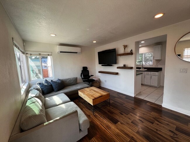 Building Photo - 1 Bedroom 1 Bath Remodeled House for Rent ...