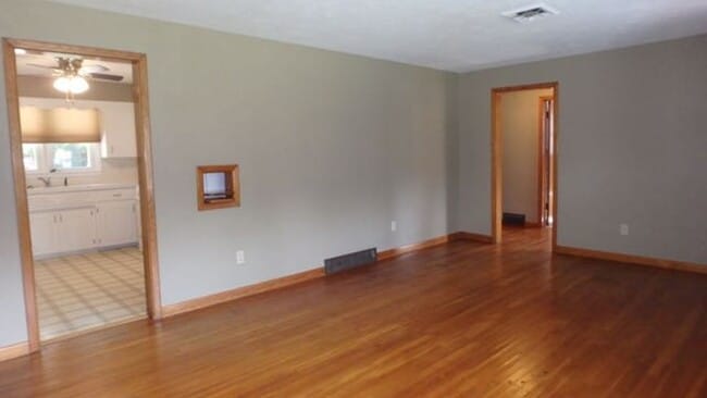Building Photo - Wonderful 3 Bed 1 Bath House w/ Bonus Room!