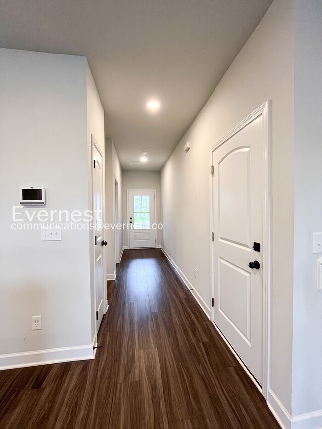 Building Photo - 4 Bed/3 Bath Home with Fenced Yard / Pet-Friendly / Available Now!