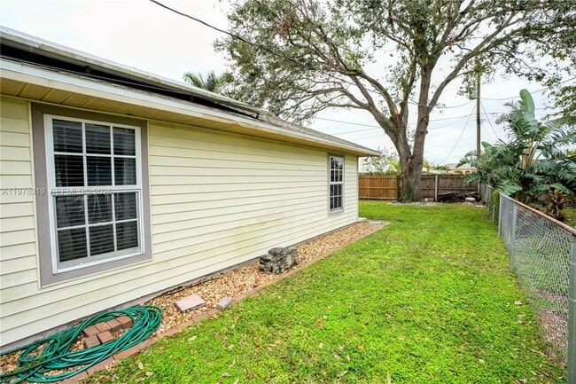 Building Photo - 2304 SE 8th Terrace