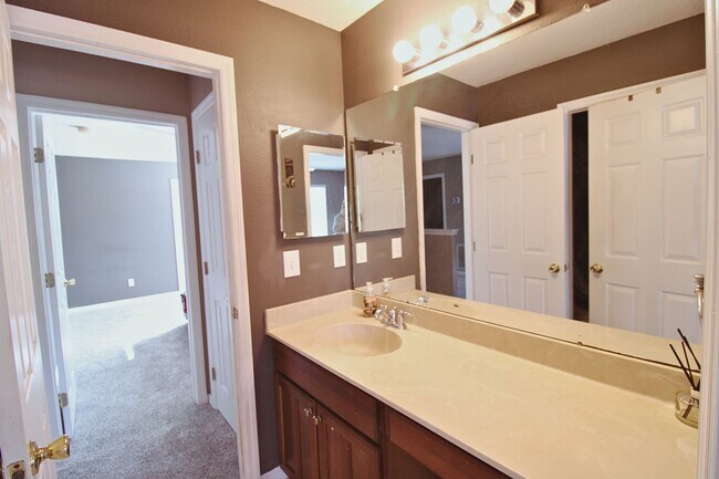 Building Photo - SPACIOUS 4-BED, 3-BATH HOME WITH PRIVATE BACKYARD PARADISE IN RIVERVIEW, FL