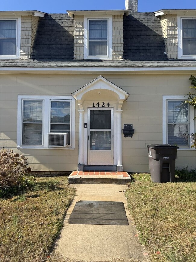 Building Photo - 1424 W. Fourth St. - 3 Unit