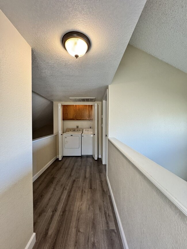 Building Photo - Great 3 bedroom 2 bath culdesac lot with fireplace