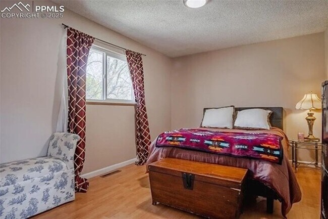 Building Photo - Charming 3 Bedroom in West Colorado Springs