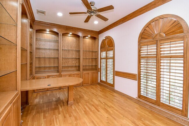 Building Photo - 3015 Bonnebridge Way Blvd