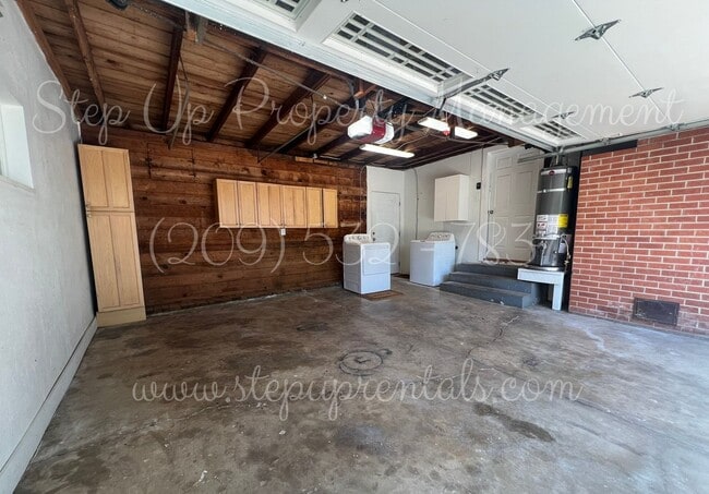 Building Photo - Updated 2-Bed, 2-Bath Home with Bonus Room...