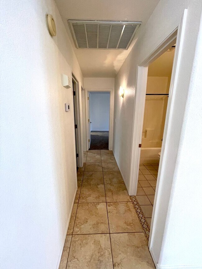 Building Photo - Cute 3 Bedroom Home in Center of Kingman- Available Now!