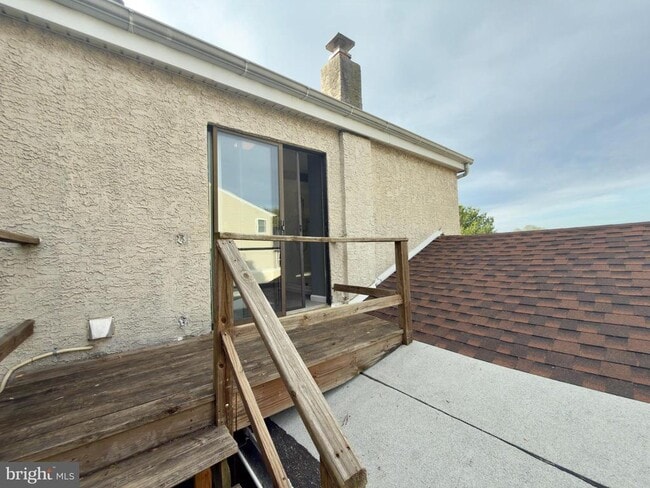 Building Photo - 422 W 6th Ave