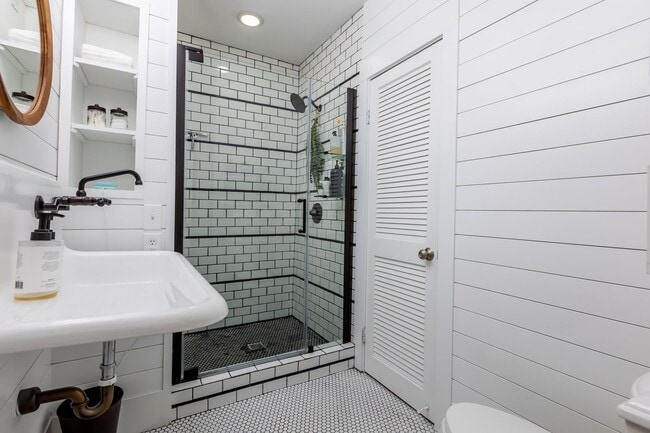 Building Photo - Rare historic East Nashville bungalow for rent; 4 Beds 3 Baths, 1,806 SqFt, fenced yard