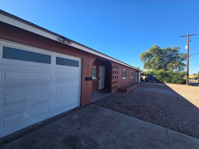 Building Photo - Spacious 2 bedroom apartment